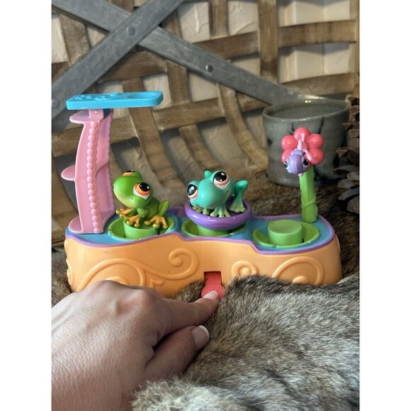 Littlest Pet Shop LPS Leapin' Lagoon Play Set Authentic 2 Frogs 236 Hasbro - Picture 6 of 8